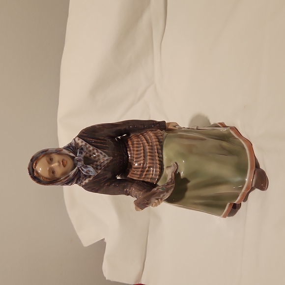 Dahl Jensen Copenhagen 1150 Fish Seller Lady Sitting on a Barrel Figurine. - Picture 1 of 9